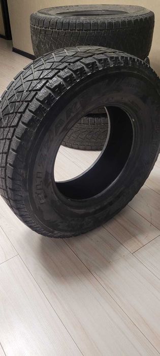 Продам комплект резины BRIDGESTONE  265/70/16