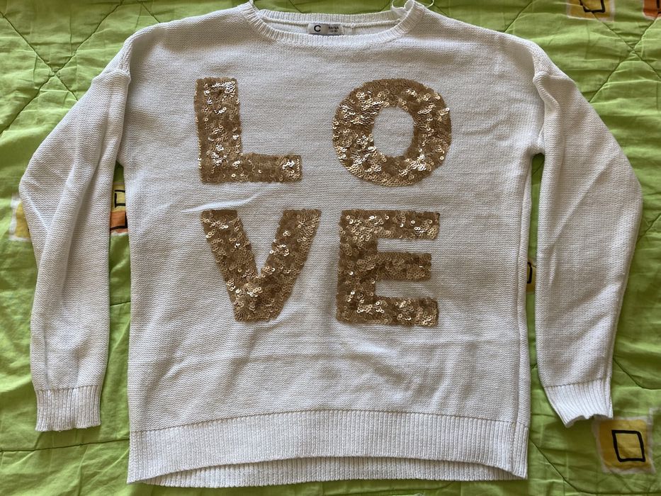 Бял зимен пуловер с паетен натпис