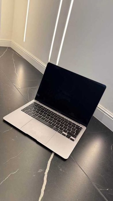 MacBook Air M1 2020 13” | 8GB RAM | Retina Baterie 91% | Stare excelentă + Husa cadou