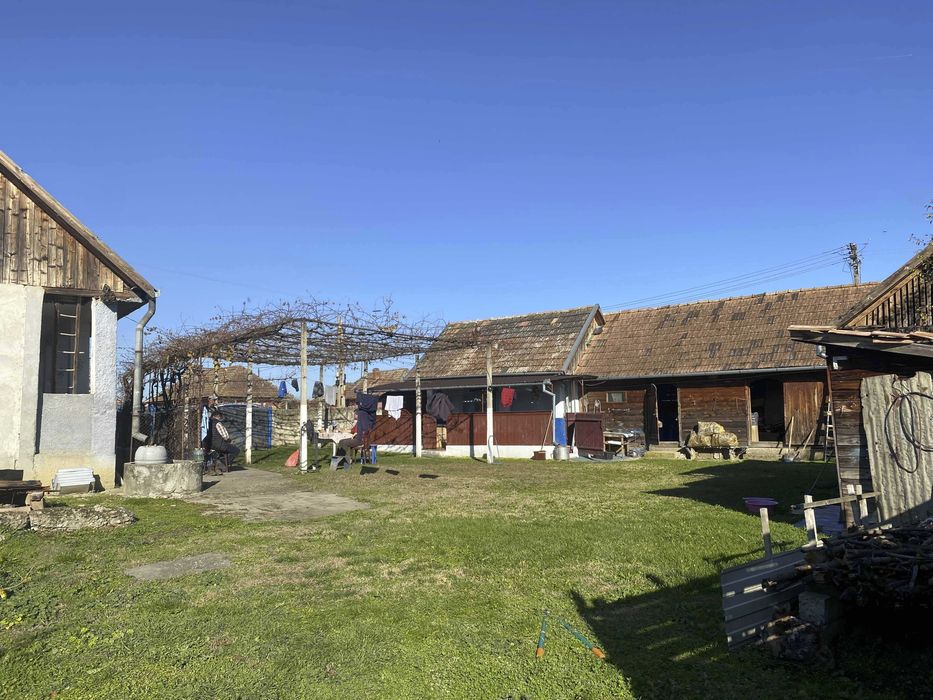 Vand teren intravilan 1100 mp cu 2 case in Chetani, Mures