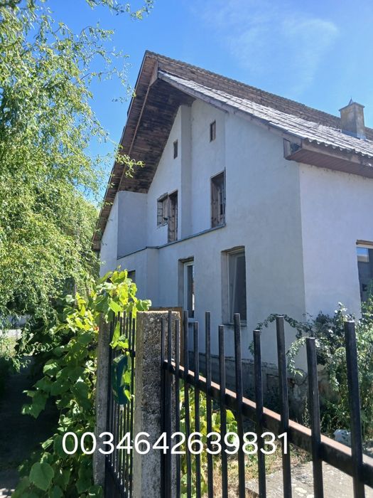Casa cu doua fronturi stradale  la 15 km de Timisoara