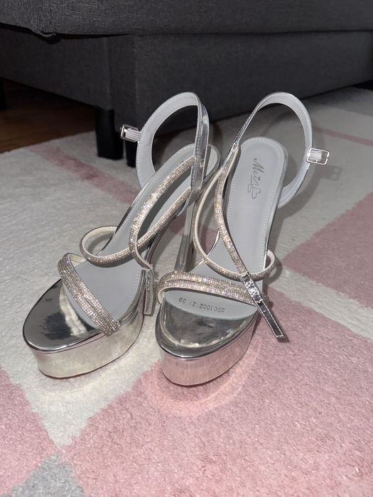 Високи токчета сребристи