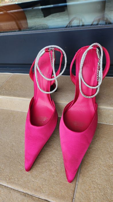 Сатенирани обувки на висок ток с бижу около глезена