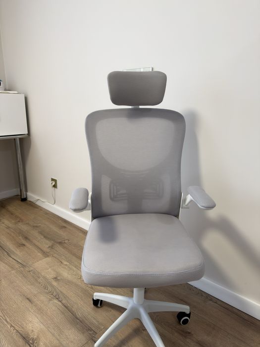 Офисное кресло, стул на колесах