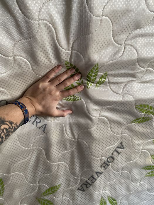 Кровать с матрасом