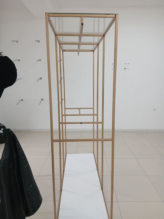 Вешалки, стеллажи.