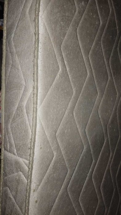 Матрац размерами примерно 2*1,6 метра