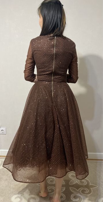 Шикарное коричневое вечернее платье