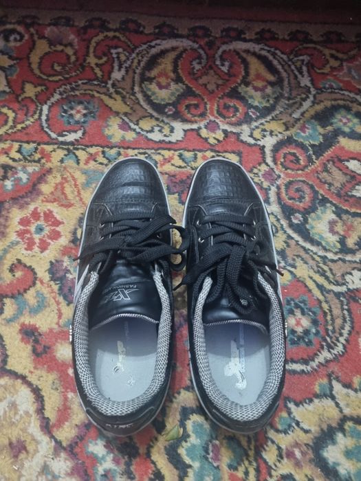 Продам кроссовки