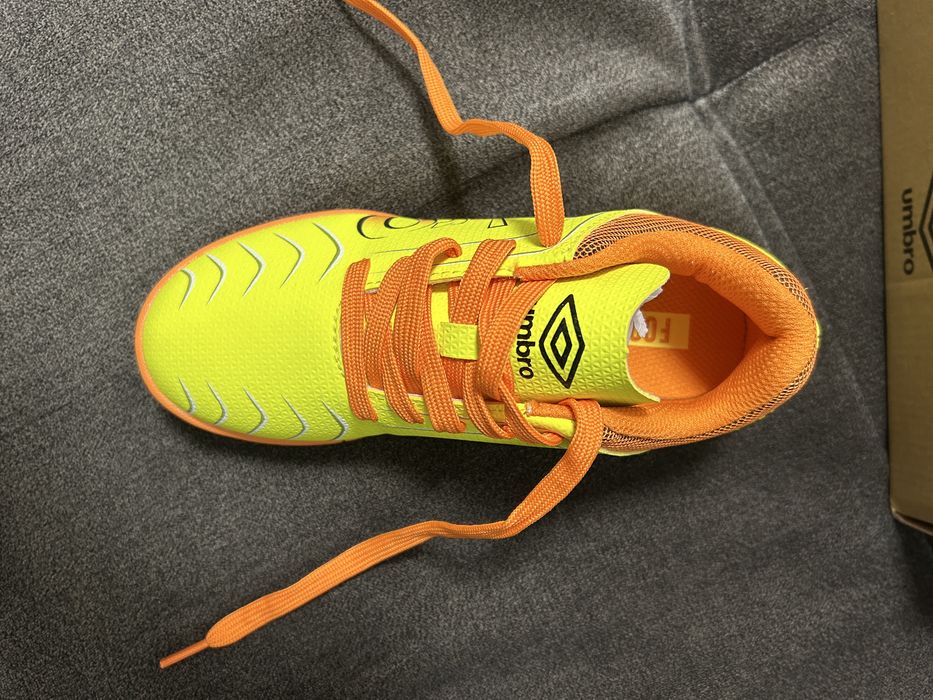 Детски футболни обувки Umbro, 32 номер