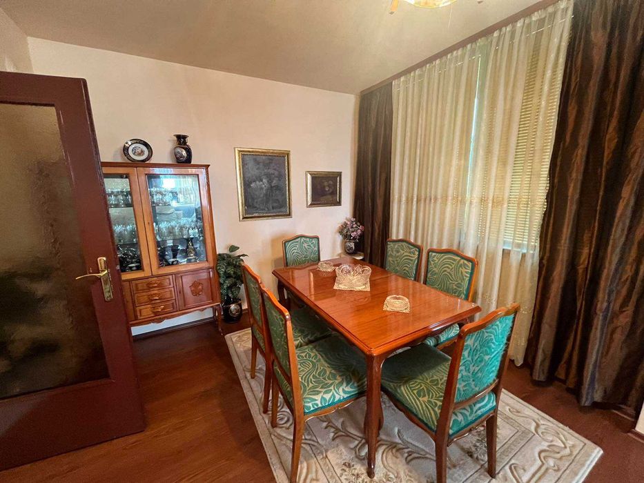 Тристаен апартамент 85 кв.м. за продажба в супер центъра на Казанлък