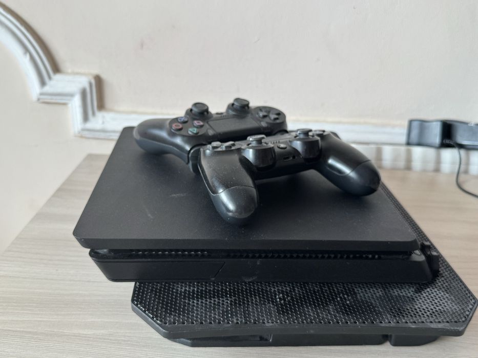 Sony PlayStation 4 Slim 1TB.