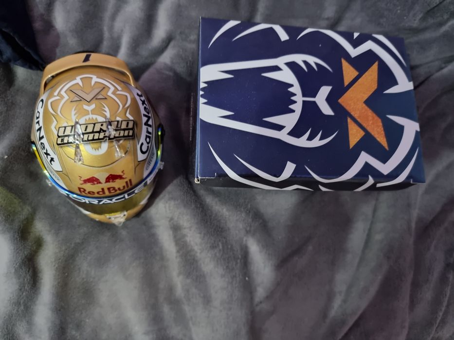 Max verstappen  1:2 world champion helmet 2022 schuberth