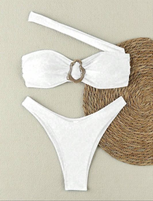 Бански костюм тренд бял