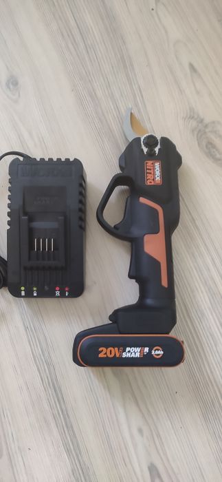 Vând foarfeca electrica Worx