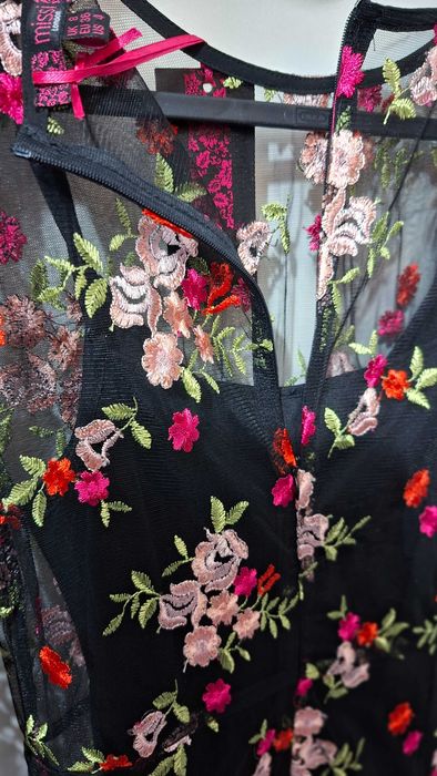 Ликвидация. Missi London  с флорална бродерия и прозрачни ръкави