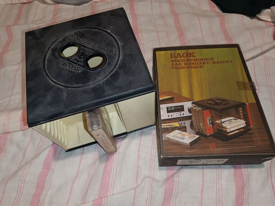 Блок для хранения магнитофонных кассет- вращающися