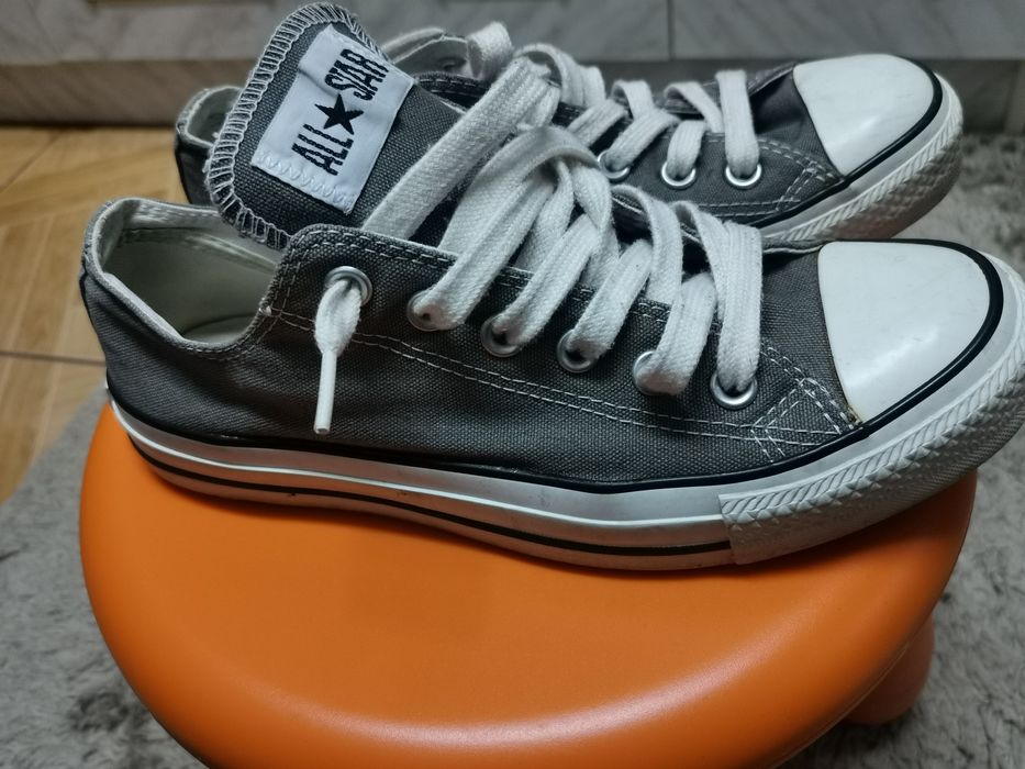 vand teniși  converse!