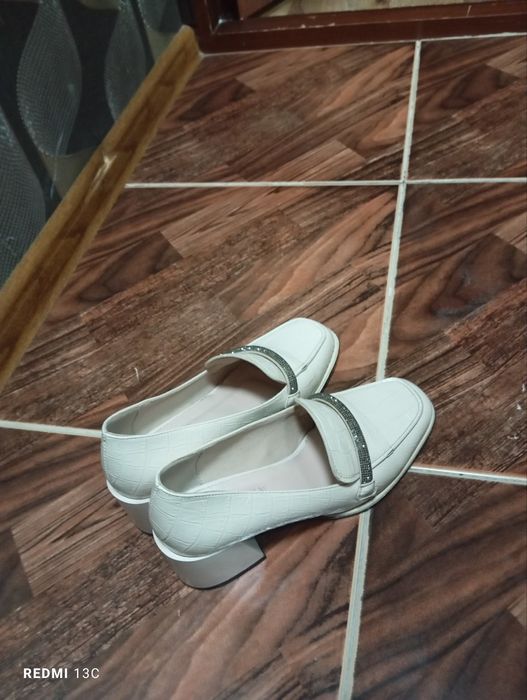 Razmeri 39 hechqancha kiyilmagan sovgʻa edi. Menga 2 razmer katta