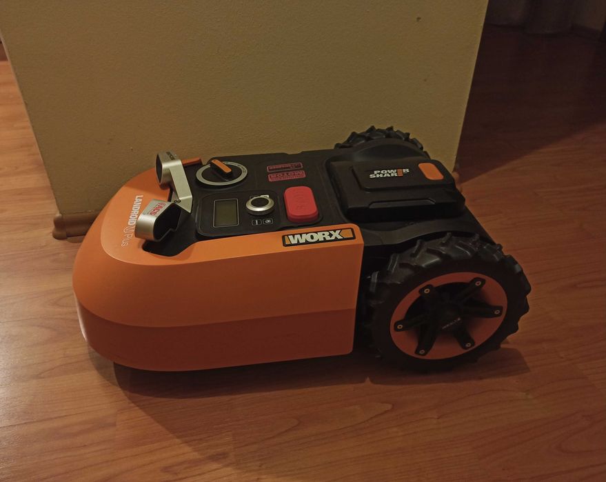 Robot tuns iarba Worx M 500 Plus WR165E.