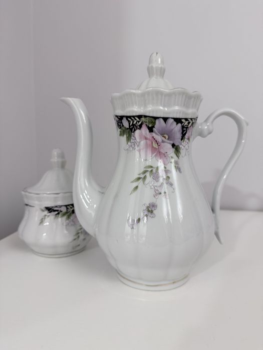 Чайник и сахарница