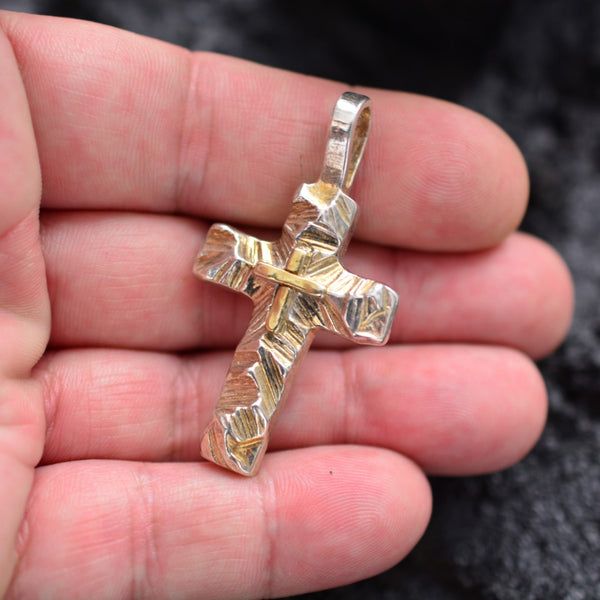 Сребърен медальон 925 Релефен кръст със златни акценти Символ на вяра