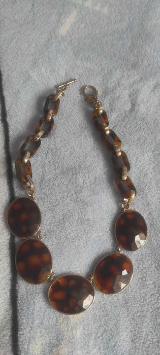 Махагоново колие Ан Тейлър