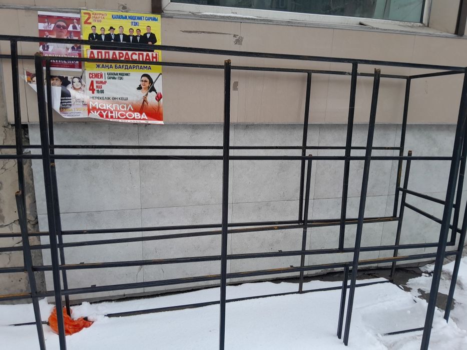 Стойки металл черного цвета