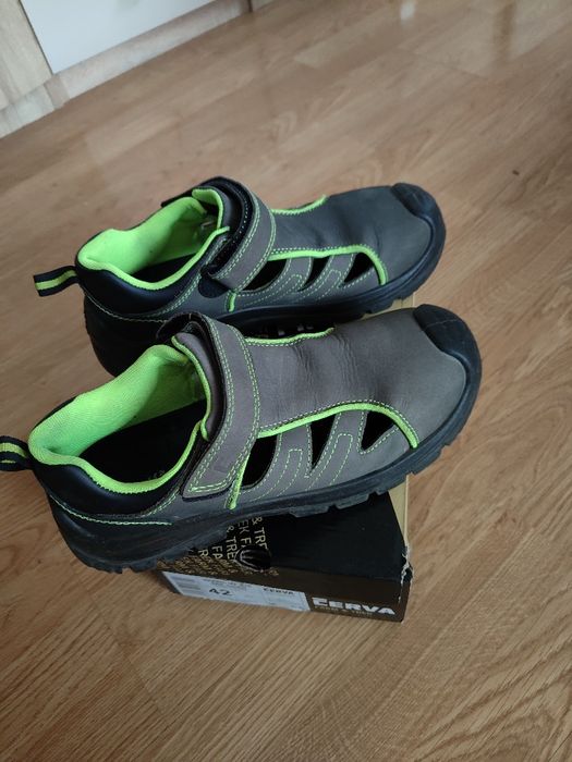 Sandale cu bombeu metalic