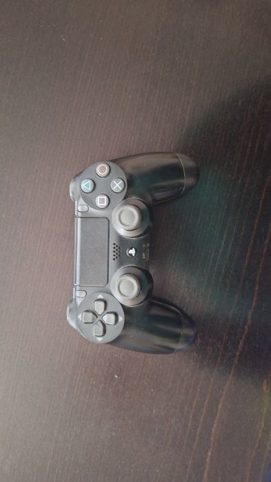 Продавам ps4 slim