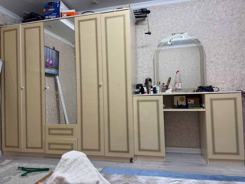 Шифонер, туалетный столик