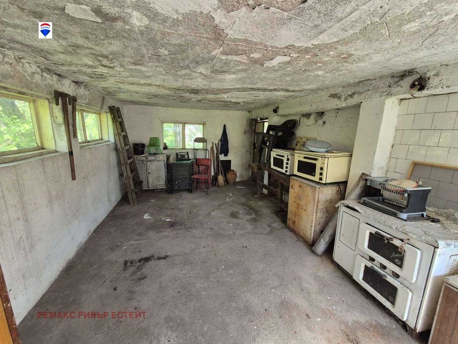 Селска къща с голям двор за продажба с. Бръшлен