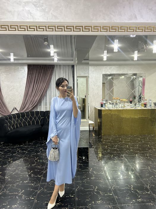 Платье атласное, красивое