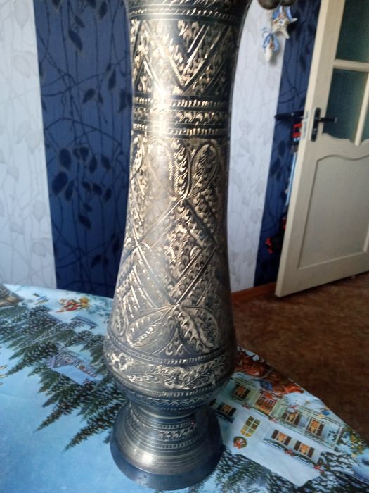 Ваза декоративная, графины-статуэтки.