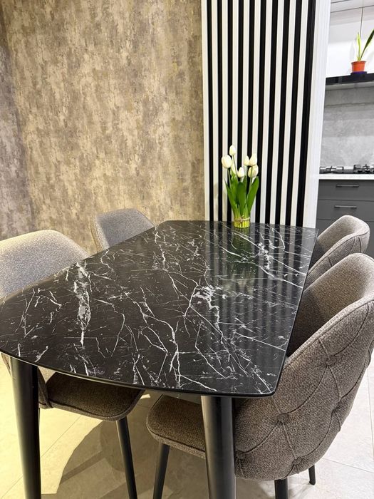 Стол обеденный, без стульев!