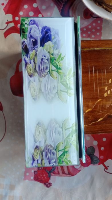 Стеклянная шкатулка с цветами.