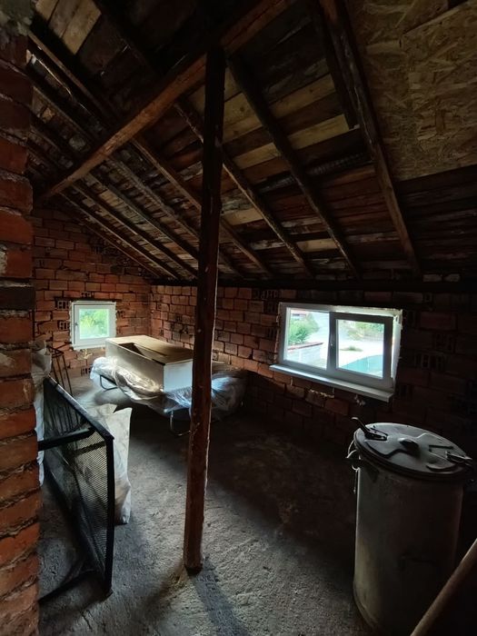 Просторна триетажна къща с голям двор в с. Дивотино, обл. Перник