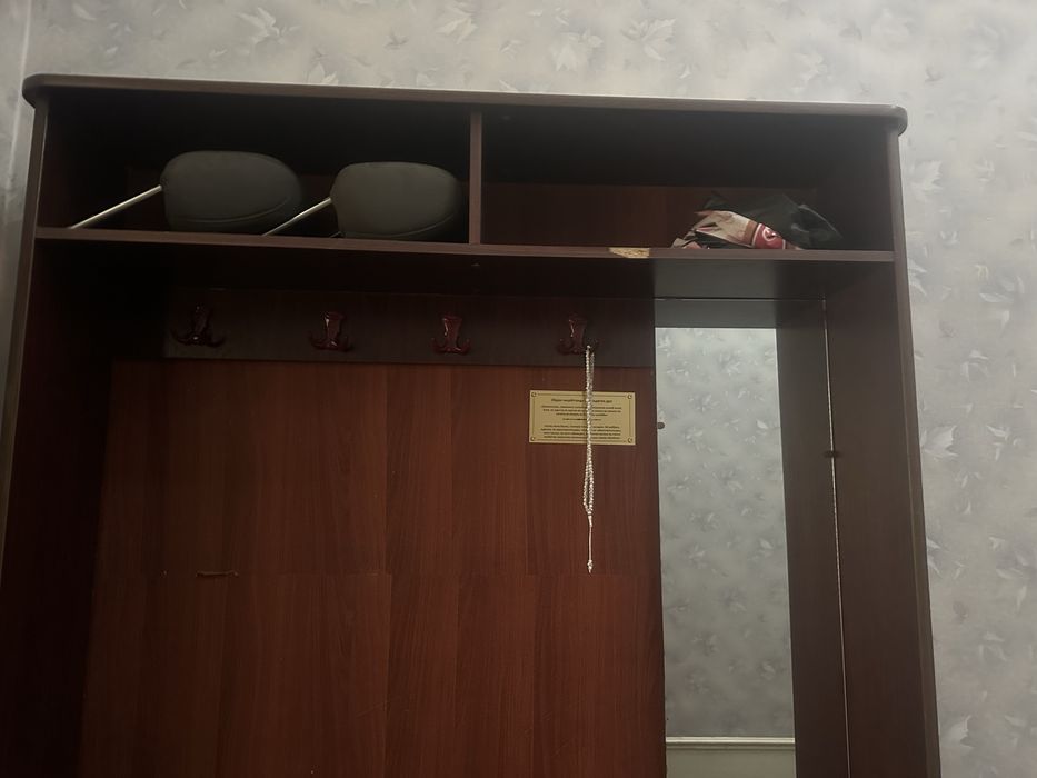 Kiyim va oyoq kiyimlari uchun mo’ljallangan shkaf sotiladi