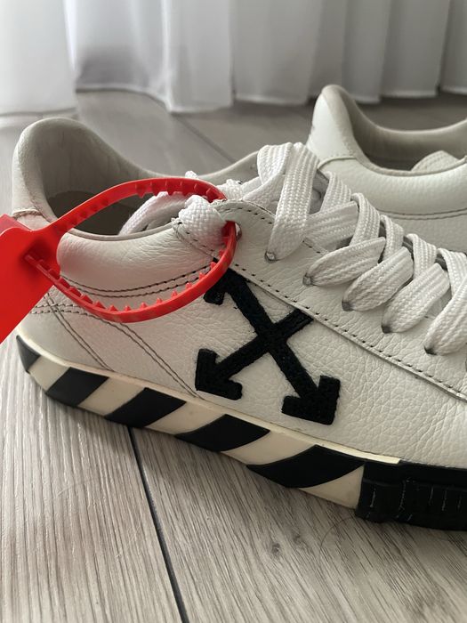 Off White Femei din piele