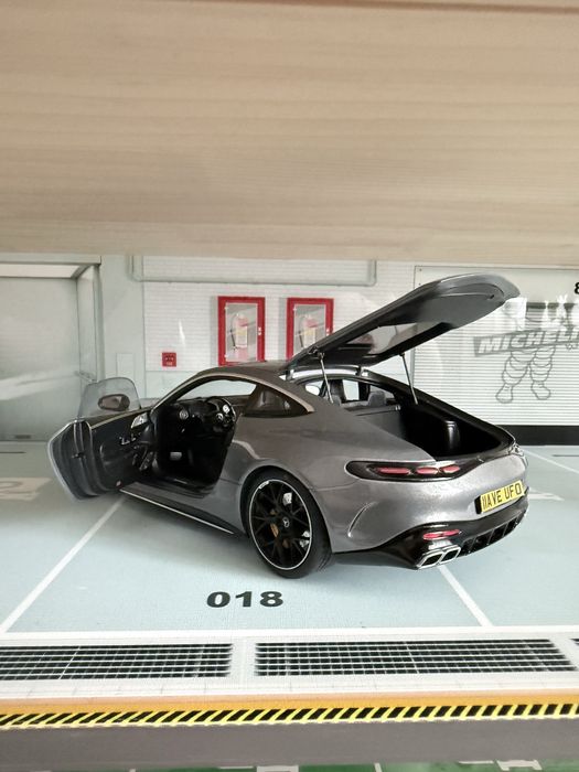 Колекционерски модел Mercedes-Benz GT63s FL NZG 1:18