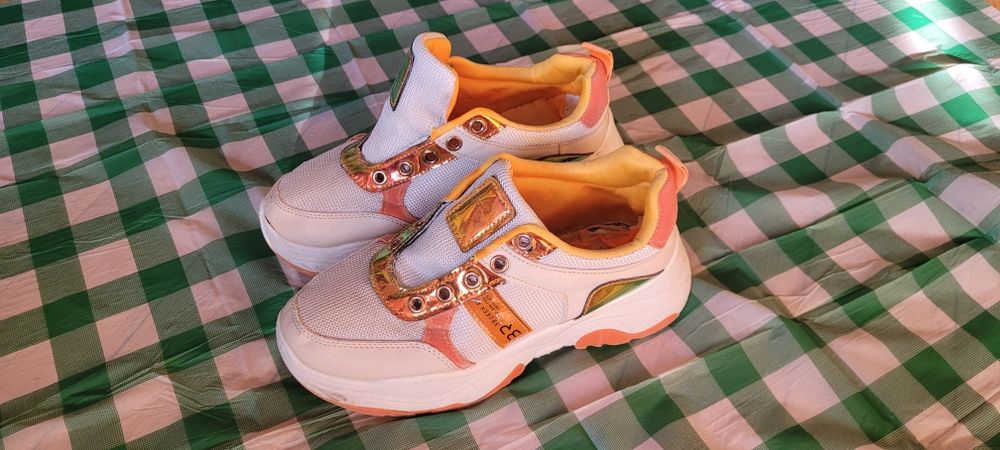 Бели-оранжеви маратонки