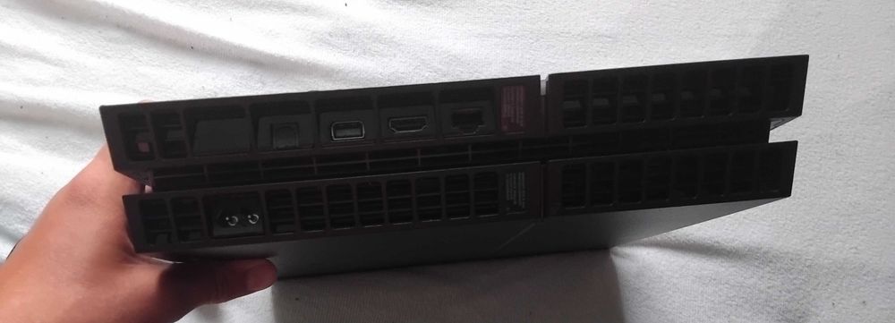 Продавам PS4 slim