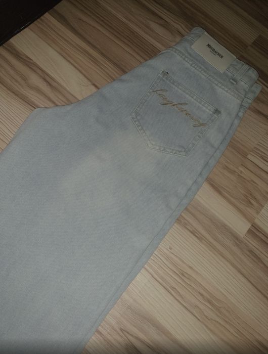 новые джинсы в голубом оттенке