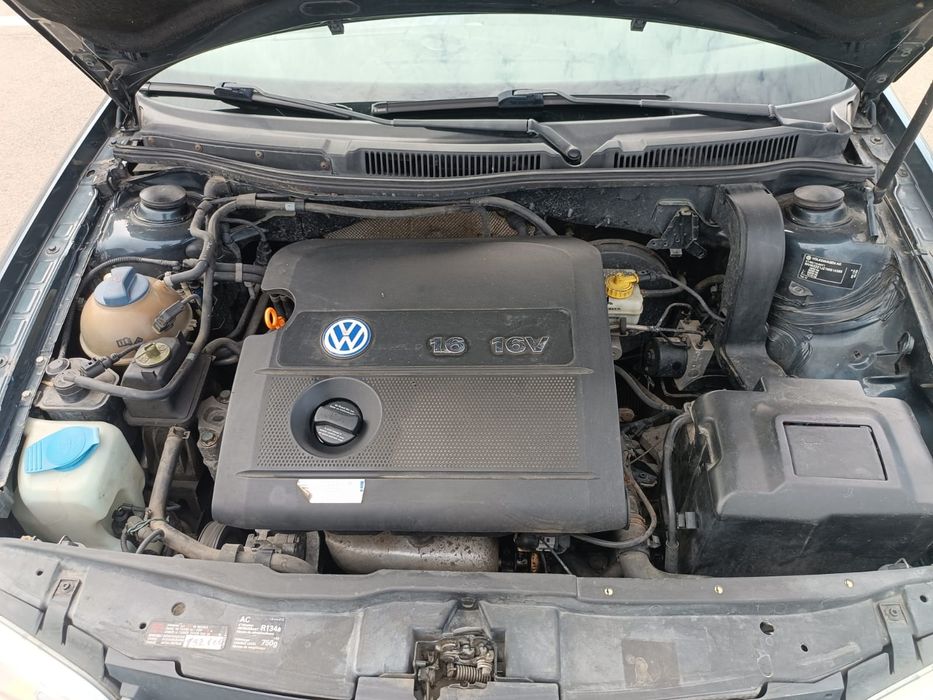 Vând Golf.          1.6