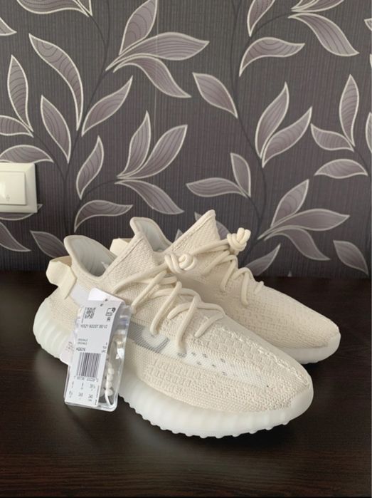 Yeezy 350 noi cu eticheta