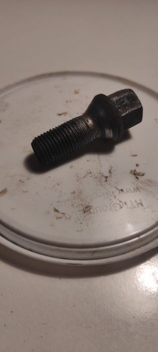Колёсные болты Volkswagen Skoda