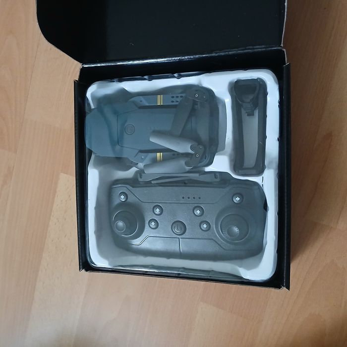 Летящ дрон с възможност за свързване към телефон