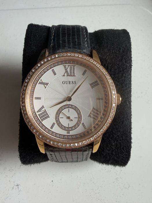 Продавам часовници Guess