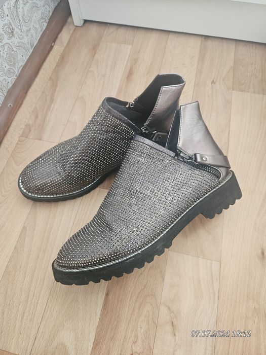 Продам демисезонные ботинки