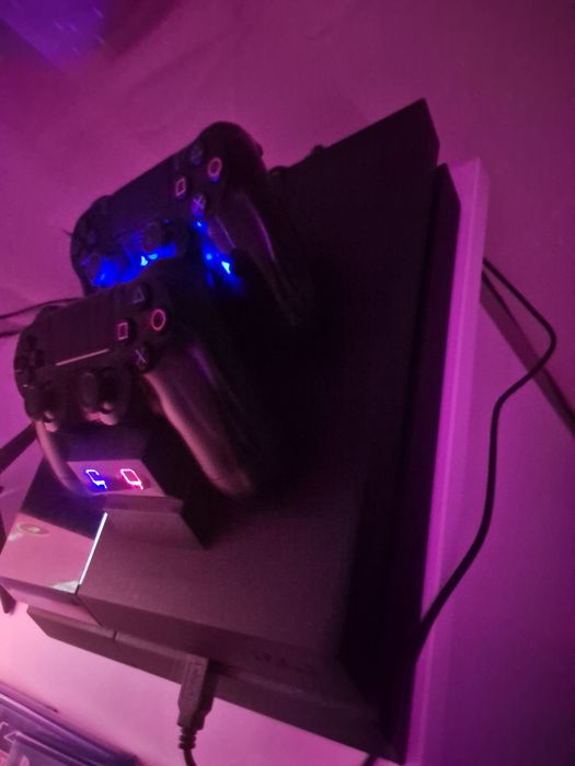 Playstation 4, cu 5 jocurii si 2 manete